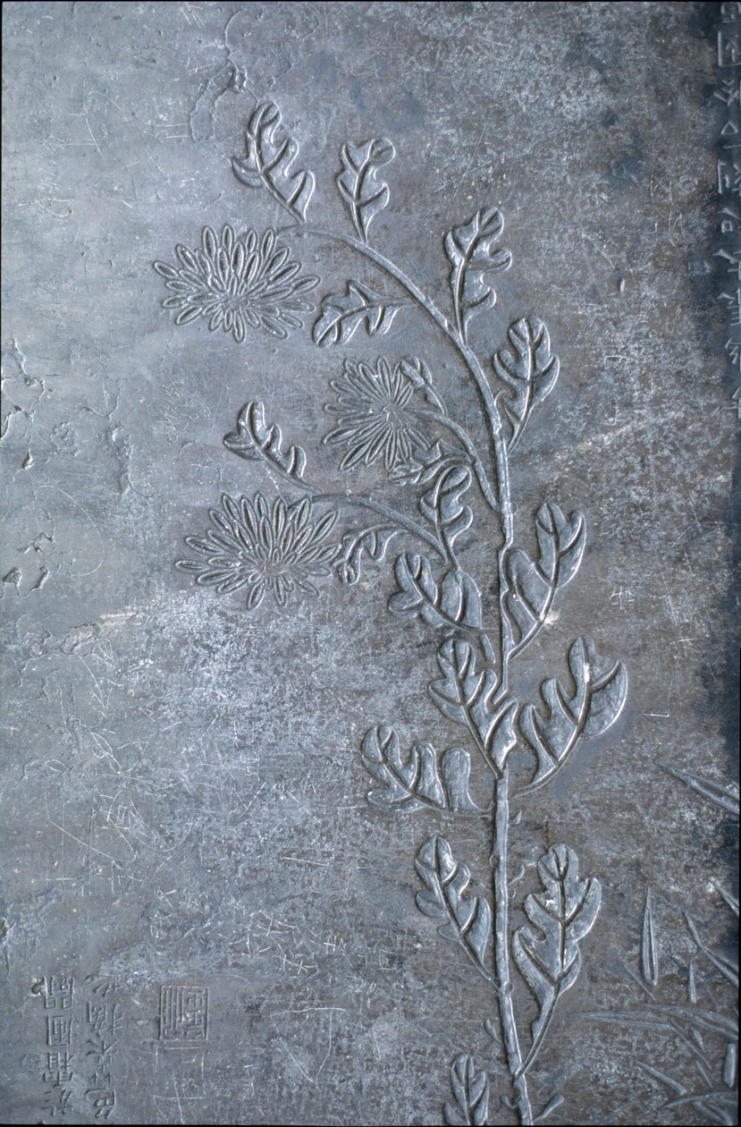 Stele incisa con un crisantemo, fiori e foglie, 618-907 da Tang Dynasty Chinese School