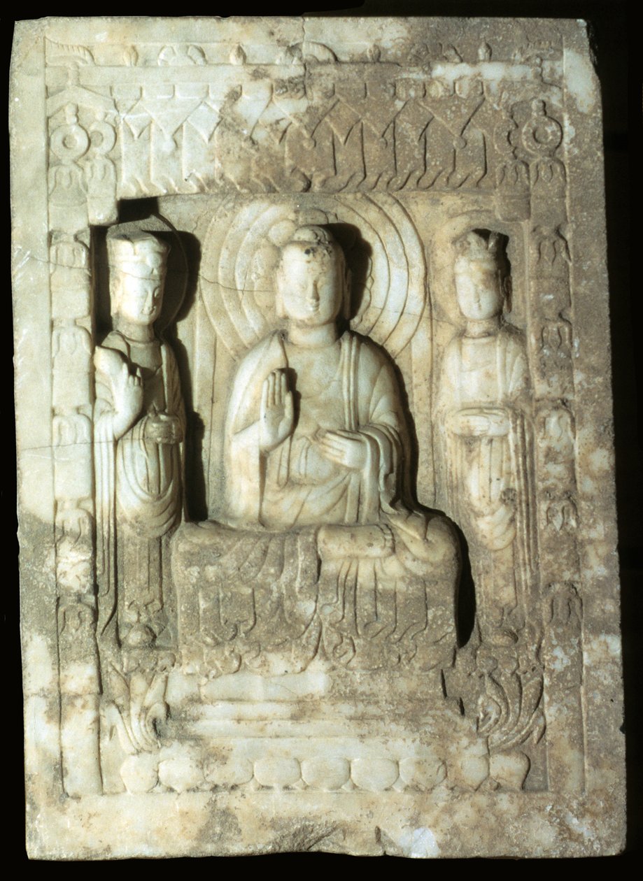 Stele che rappresenta il Buddha circondato dai suoi due assistenti, 618-907 (calcare) da Tang Dynasty Chinese School