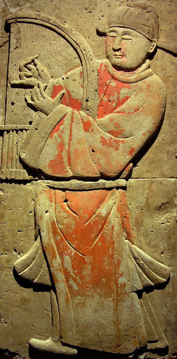 Stele di terracotta con musicista, Dinastia Tang (618-907), scoperta nella Provincia di Shaanxi, Museo della Foresta delle Stele a Xian. Fotografia, Leonard de Selva, Cina, 2006. da Tang Dynasty Chinese School