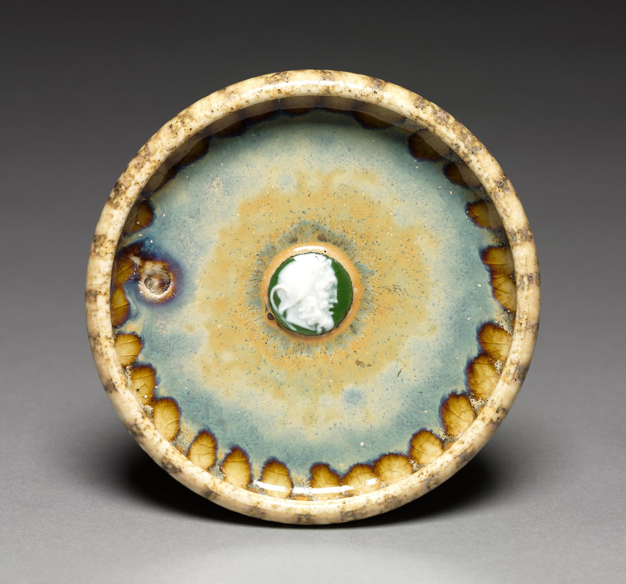 Piatto con cammeo bianco e verde, c.1895 (grès e porcellana) da Taxile Maximin Doat