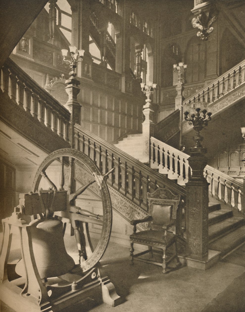 Magnifica scala della Grocers Hall e la grande campana fiamminga chiamata Martin, c1935 da Taylor
