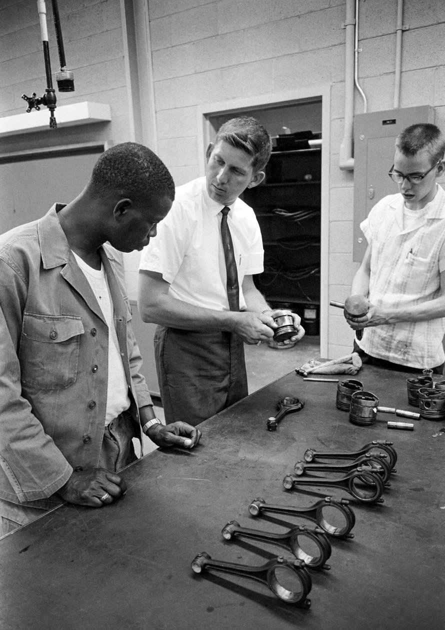 Formazione di meccanici automobilistici al North Carolina Industrial Training Centers nel 1965 da Ted Spiegel