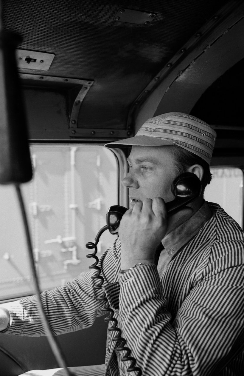 Charles Brockman, ingegnere della Great Northern Railroad, parla al telefono radio dalla cabina di guida da Ted Spiegel