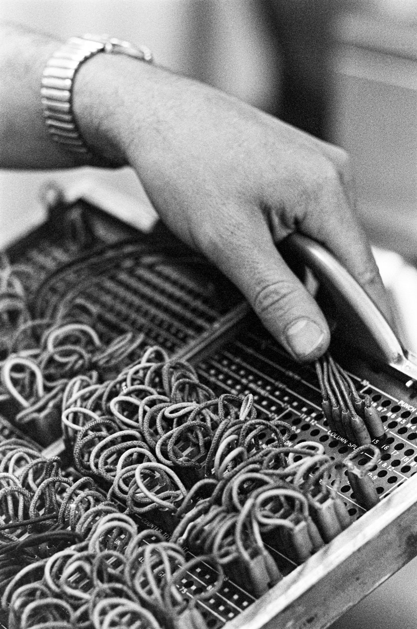 Operatore di computer Don Murray lavora con un primo computer digitale IBM che utilizza schede perforate da Ted Spiegel