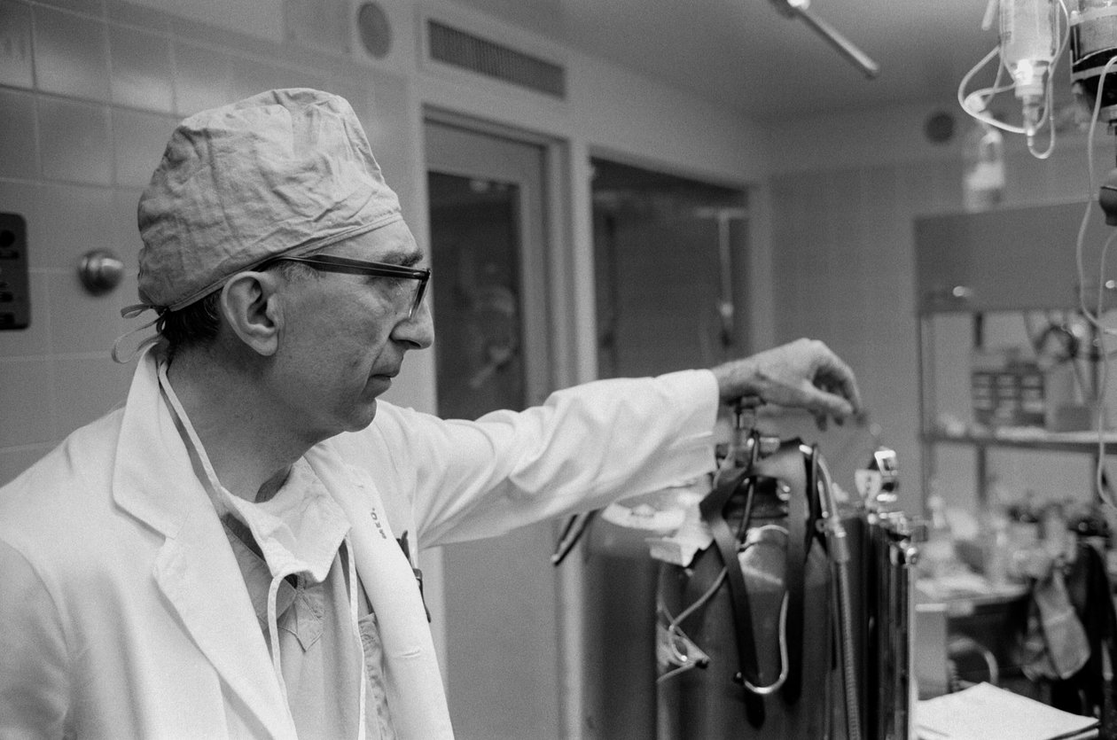 Dr. Michael DeBakey, chirurgo cardiovascolare, al Texas Medical Center da Ted Spiegel