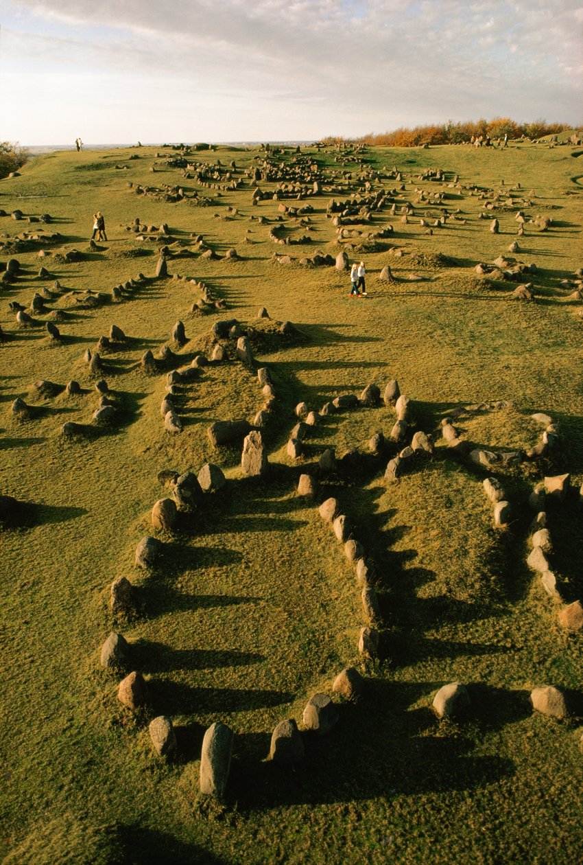 Marcatori di pietra a forma di scafo posti dai Vichinghi punteggiano un antico cimitero in Danimarca da Ted Spiegel