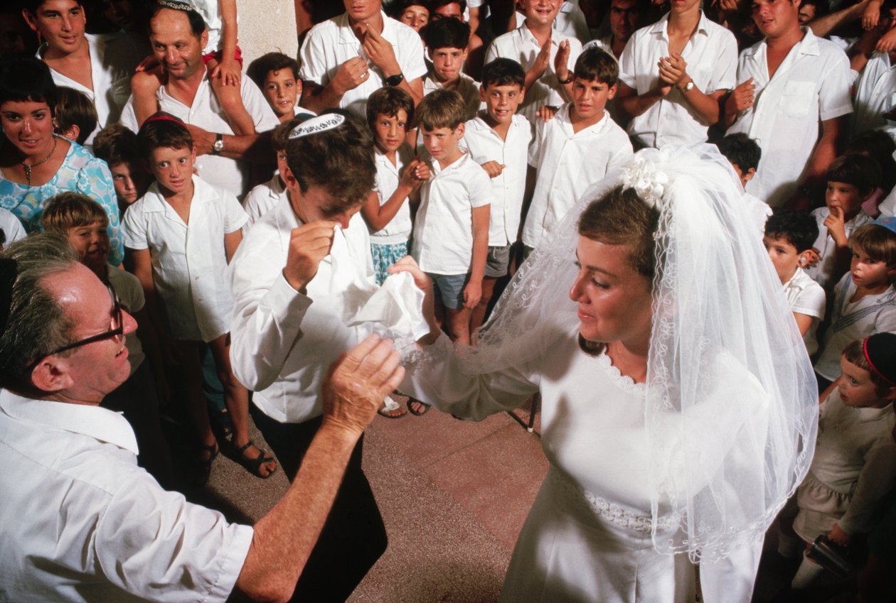 Kibbutzniks che danzano intorno alla sposa e allo sposo da Ted Spiegel