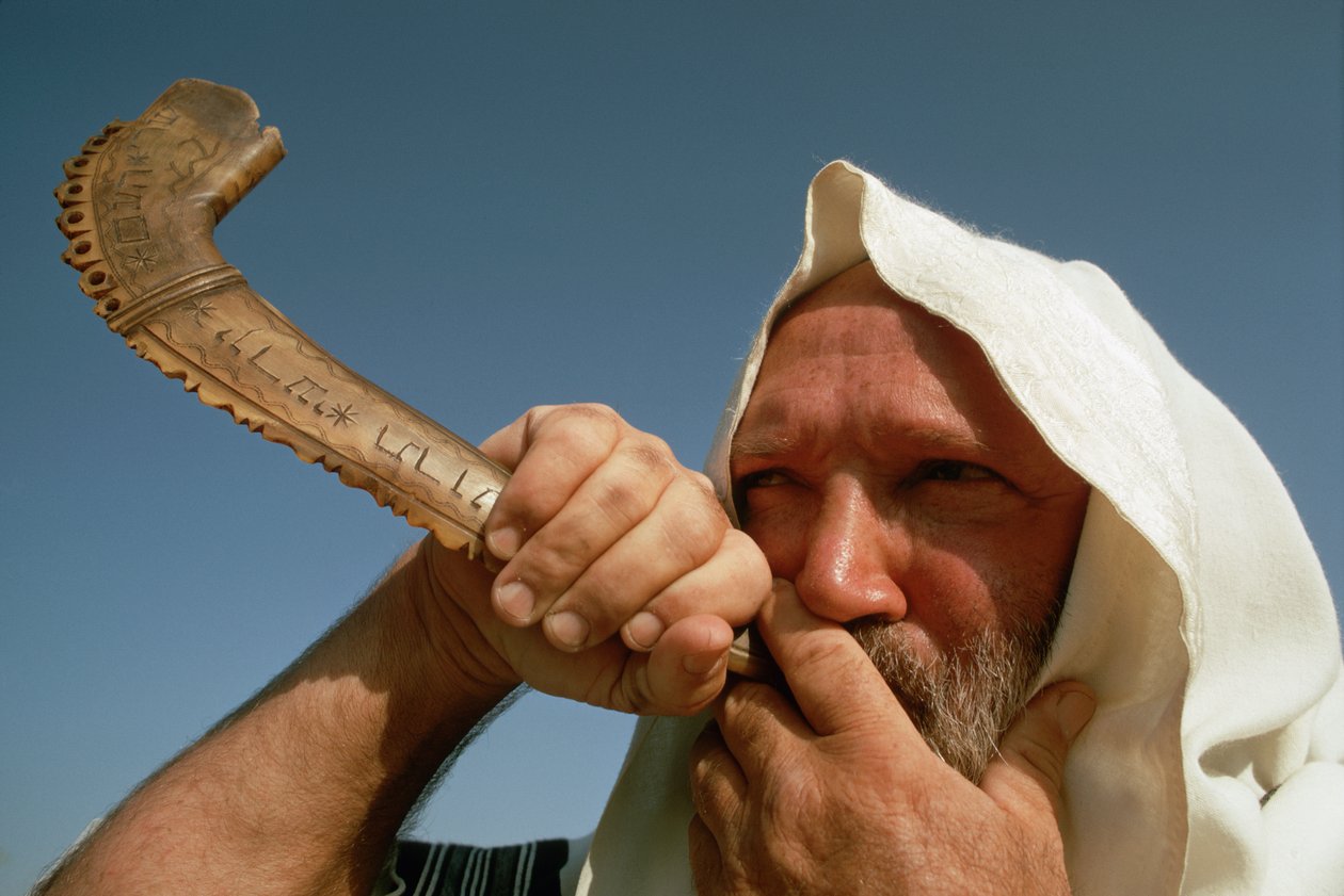 Uomo che soffia lo shofar a Yom Kippur da Ted Spiegel