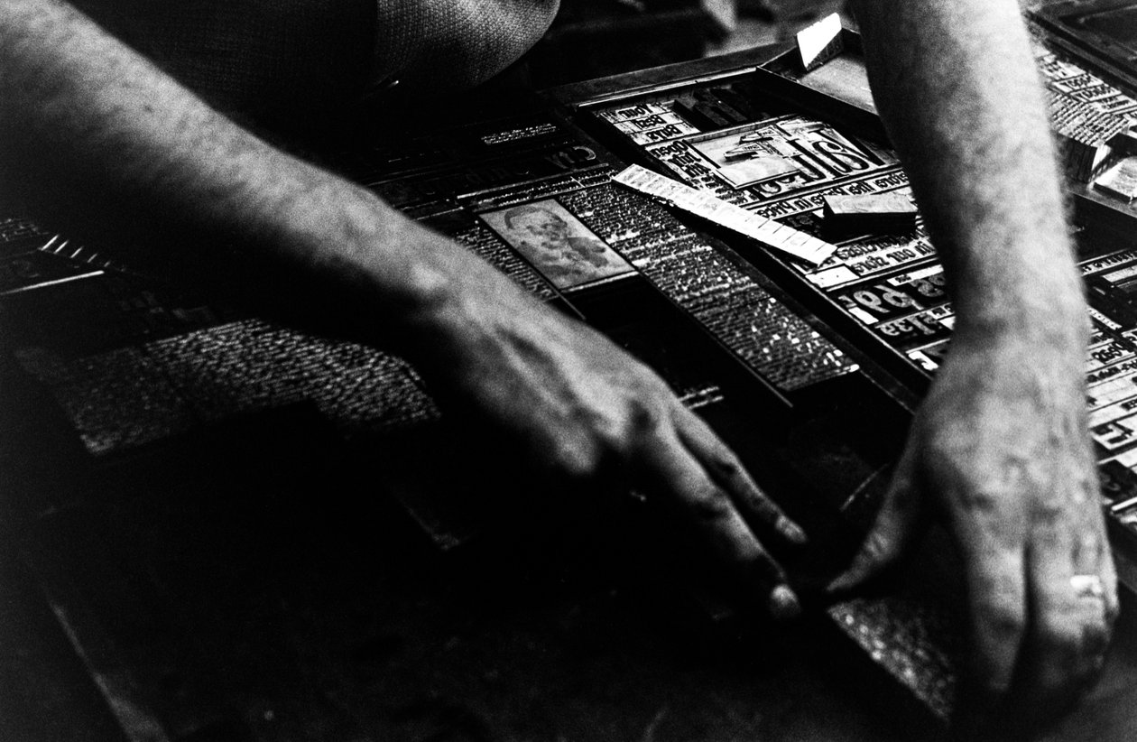 Setzer setzt kalten Satz aus der Linotype-Maschine für die Zeitung Frontiersman in P... von Ted Spiegel