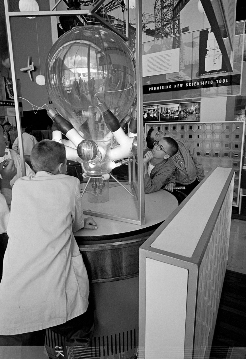 Visitatori alla Fiera Mondiale di Seattle del 1962 ammirano un