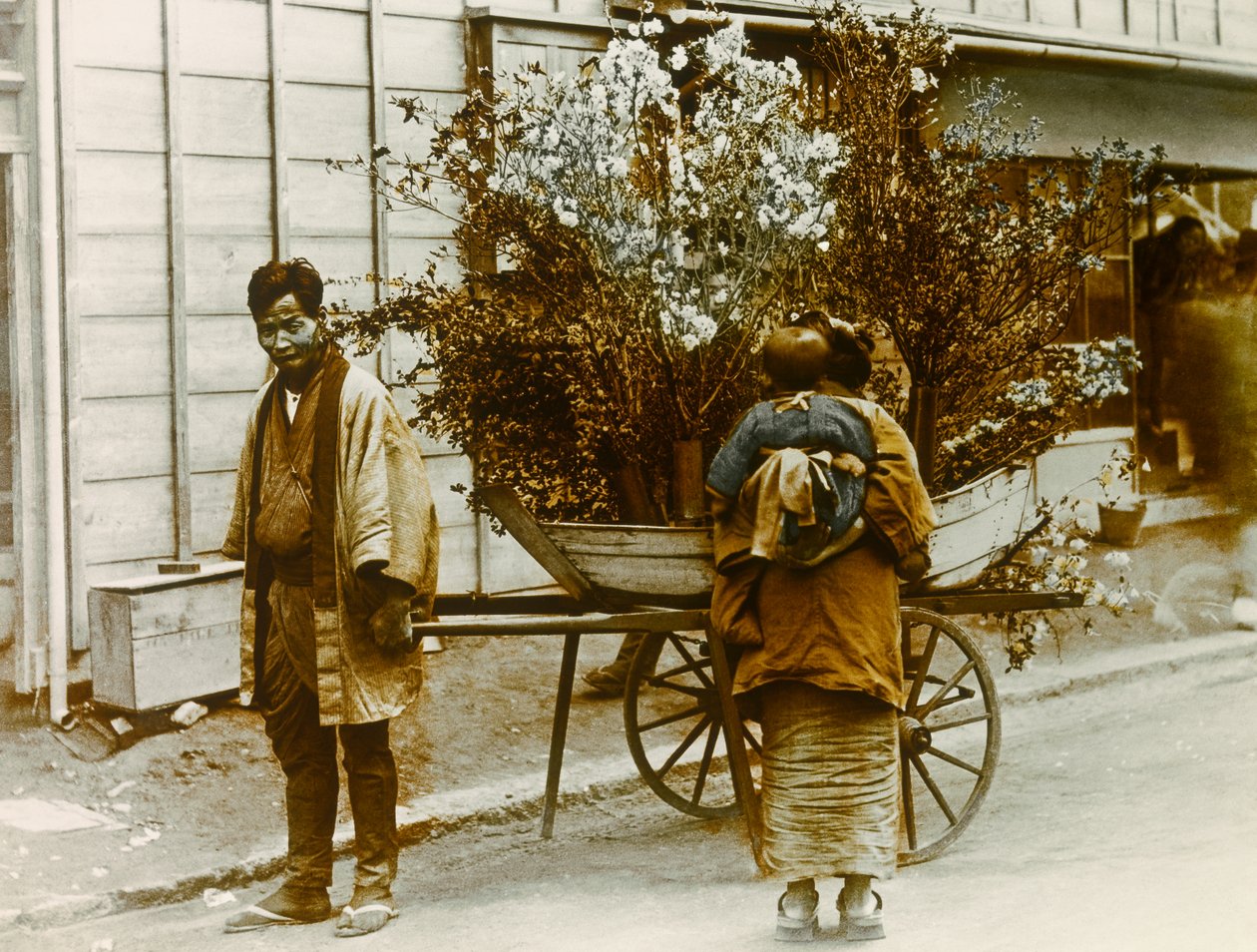 Venditore ambulante di fiori per le strade di Tokyo, 1900-1915 circa (fotografia) da Teijiro Takagi