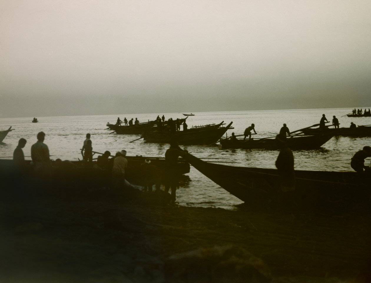 Pescatore giapponese in mare, 1900-1915 circa (fotografia) da Teijiro Takagi