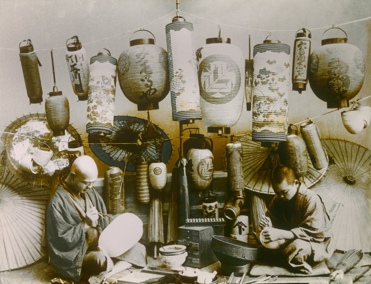 Ritratto di fabbricante giapponese di lanterne e ombrellini, 1900-1915 circa (fotografia) da Teijiro Takagi