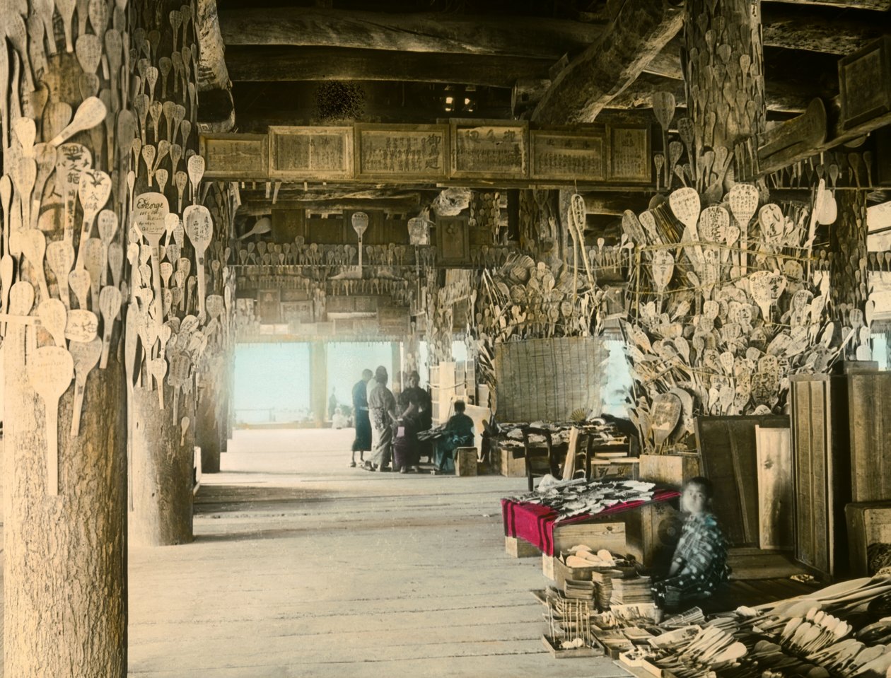 Venditore di cucchiai di riso nel Padiglione dei Mille Tatami, Miyajima, 1900-1915 circa (fotografia) da Teijiro Takagi