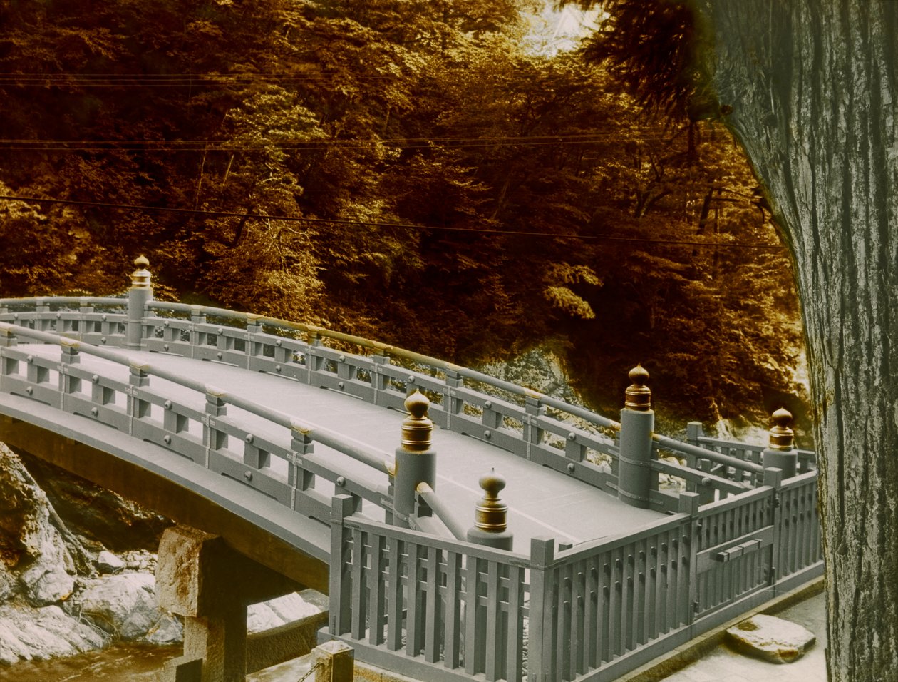 Lo Shinkyo (ponte sacro) nella città di Nikko, circa 1900 - 1915 (fotografia) da Teijiro Takagi