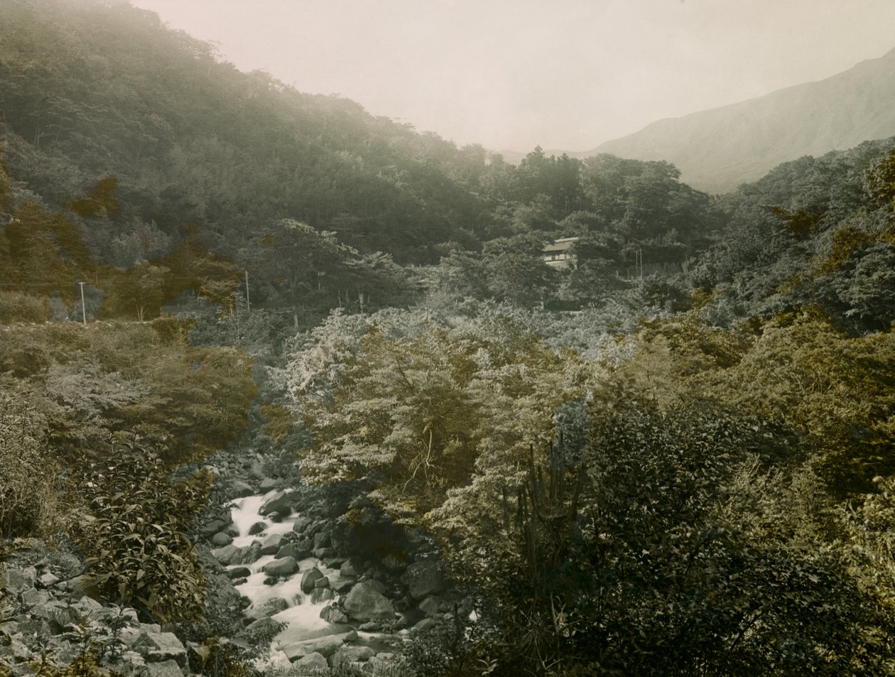 Veduta del villaggio di Miyanoshita sulle montagne di Hakone, circa 1900 - 1915 (fotografia) da Teijiro Takagi