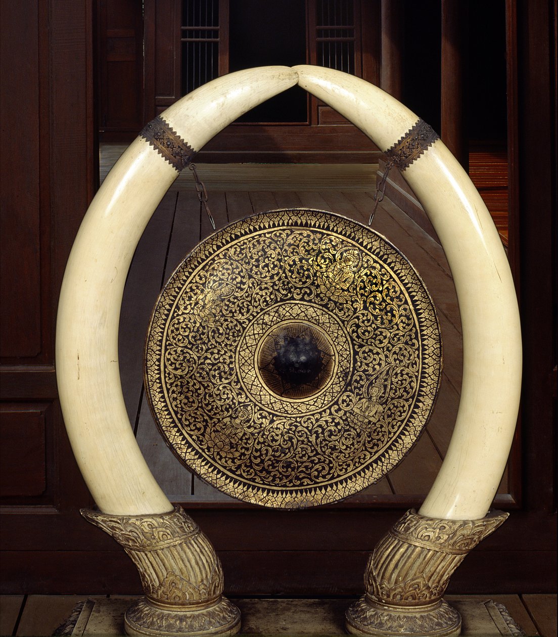 Un gong appeso a zanne di elefante da Thai School