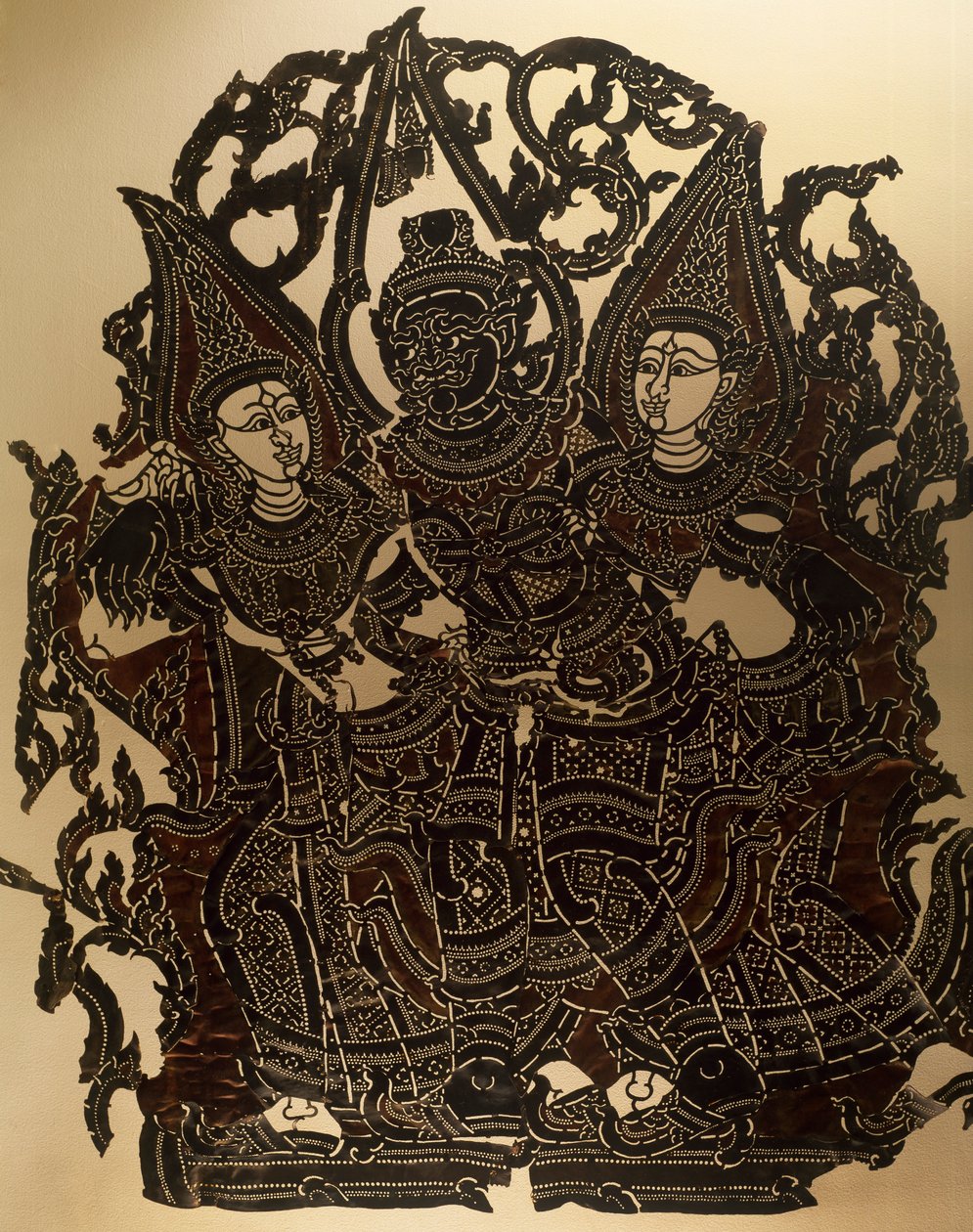 Scena dal teatro delle ombre Nang Yai che rappresenta Dasakantha e le sue mogli, pannello in pelle intagliata, Thailandia da Thai School