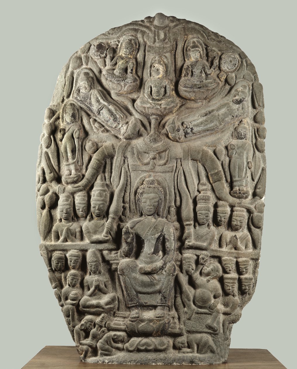 Stele con Buddha e divinità adoranti, periodo Davaravati da Thai School