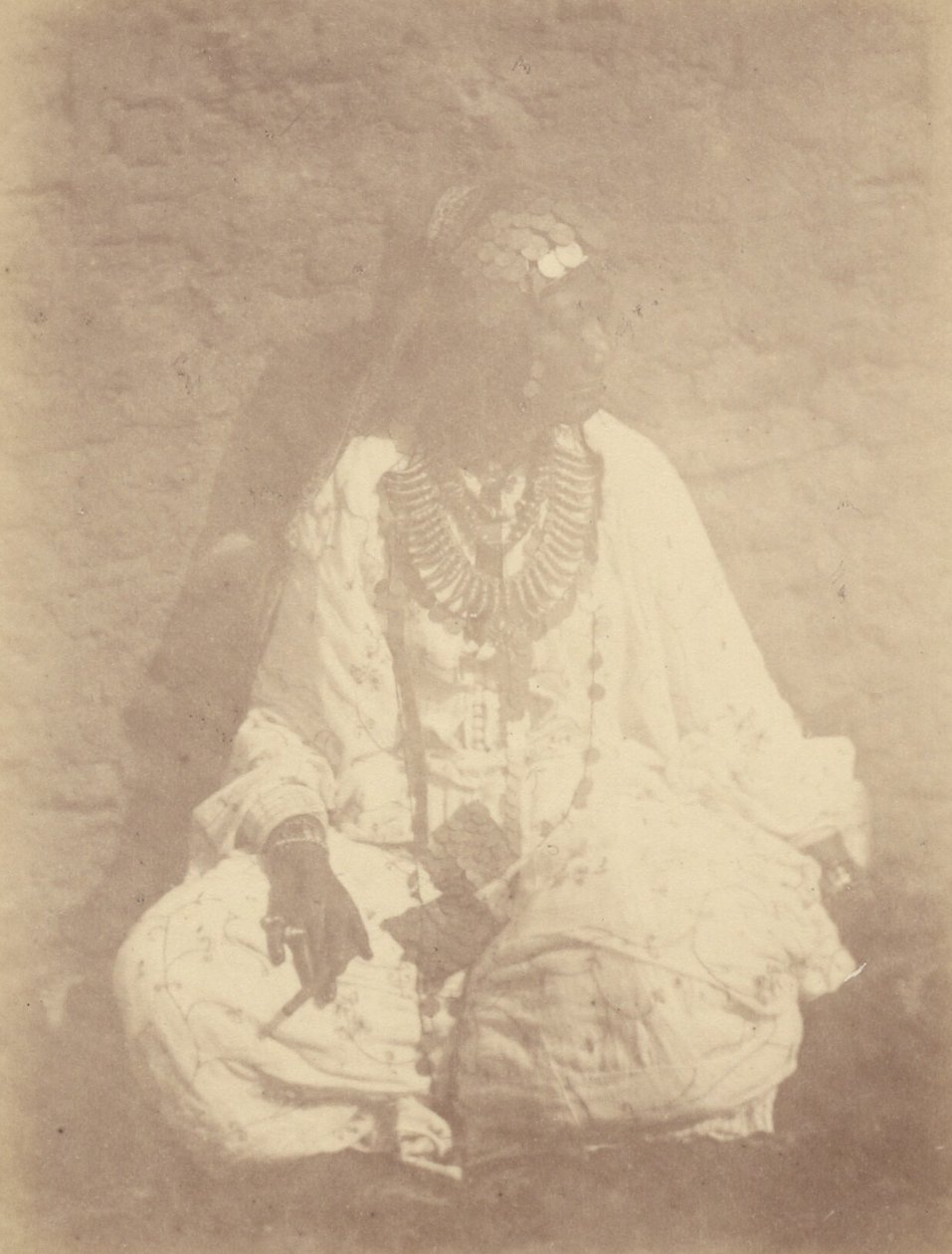 [Ritratto di donna nordafricana seduta contro un muro]. da Théodule Devéria