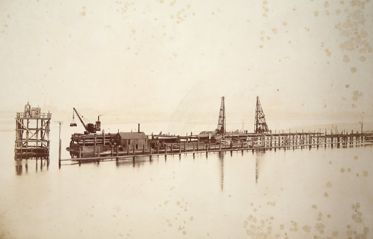 Piantare pali, costruire il Gantry, guardando attraverso il Mersey verso Widnes da Thomas Birtles