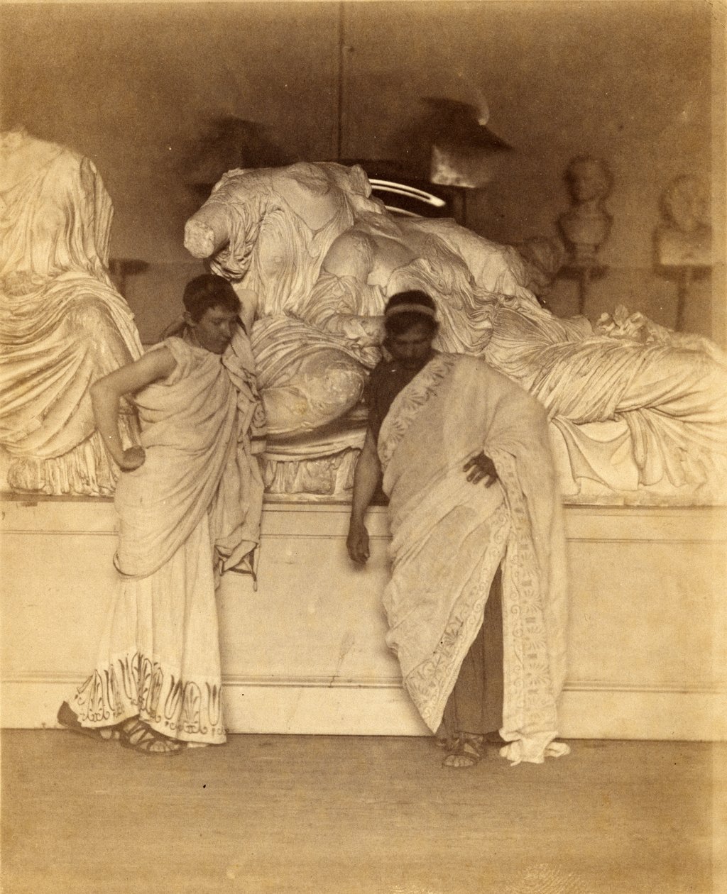 Due studenti maschi in costume greco davanti a un calco in gesso delle tre Parche dai Marmi di Elgin, c.1882-3 (stampa all