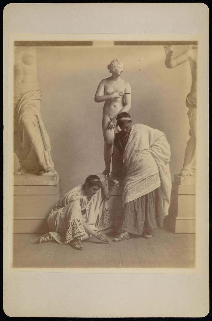 Due studenti maschi in costume greco davanti a un calco in gesso di Afrodite nella sala dei calchi da Thomas Eakins