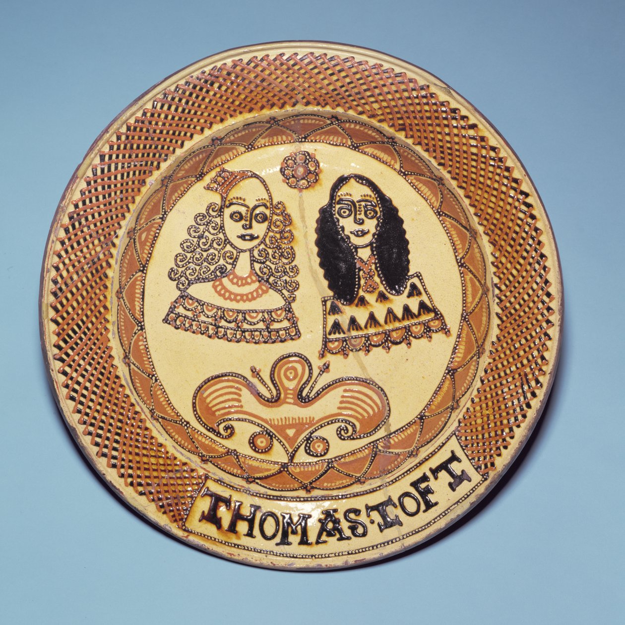 Piatto Staffordshire raffigurante Re Carlo II e la Regina Caterina di Braganza da Thomas Toft