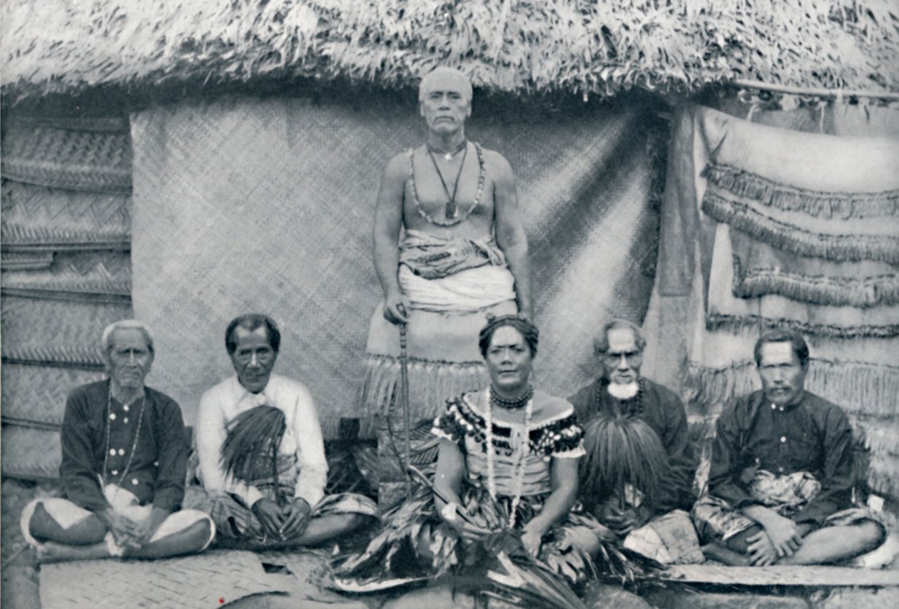 Un gruppo di samoani, incluso il noto ribelle Mataafa Iosefo la figura in piedi, 1902 da Thomas Andrew