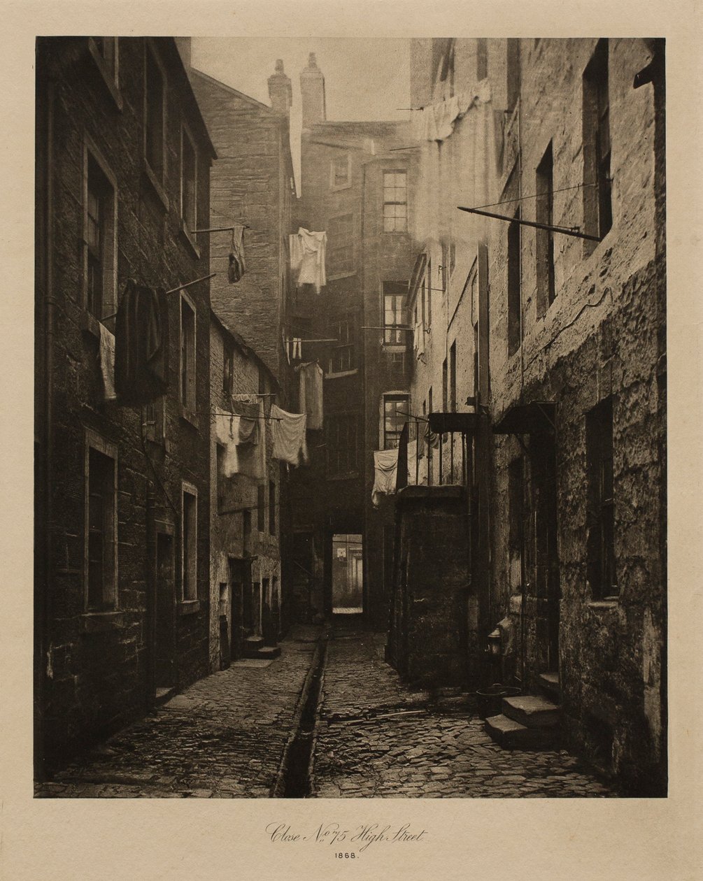 Cortile, High Street n. 75 (Glasgow) da Thomas Annan