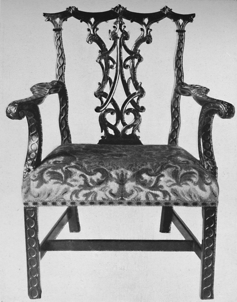Sedia con braccioli Chippendale cinese con sedile in ricamo contemporaneo, metà XVIII secolo, 1928 da Thomas Chippendale
