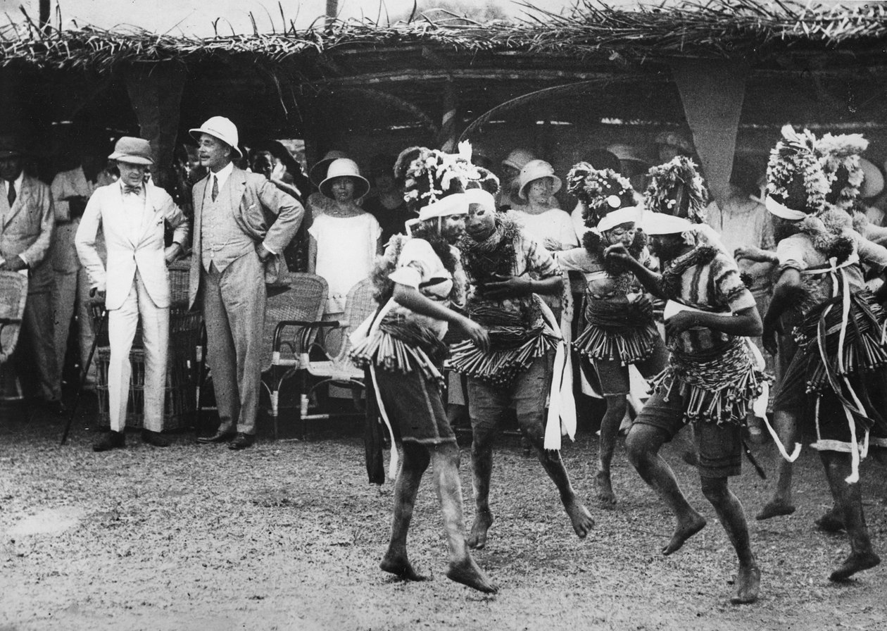 Ragazze della tribù Bundu che danzano davanti al principe, Freetown, Sierra Leone da Thomas E. and Horace Grant Grant