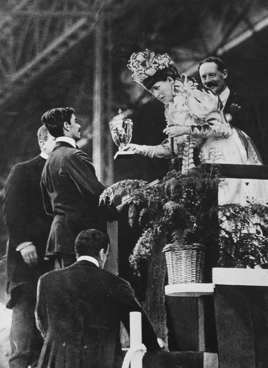 La Regina Alessandra che consegna una coppa speciale a Dorando per commemorare il suo grande sforzo per vincere la maratona olimpica nel luglio 1908 da Thomas E. and Horace Grant Grant
