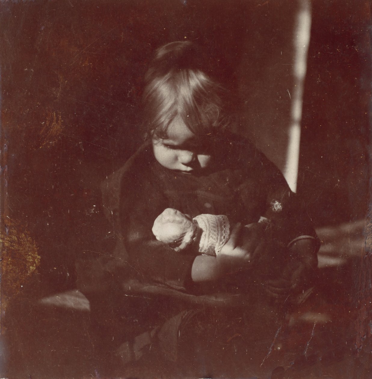 Betty Reynolds con bambola in grembo da Thomas Eakins