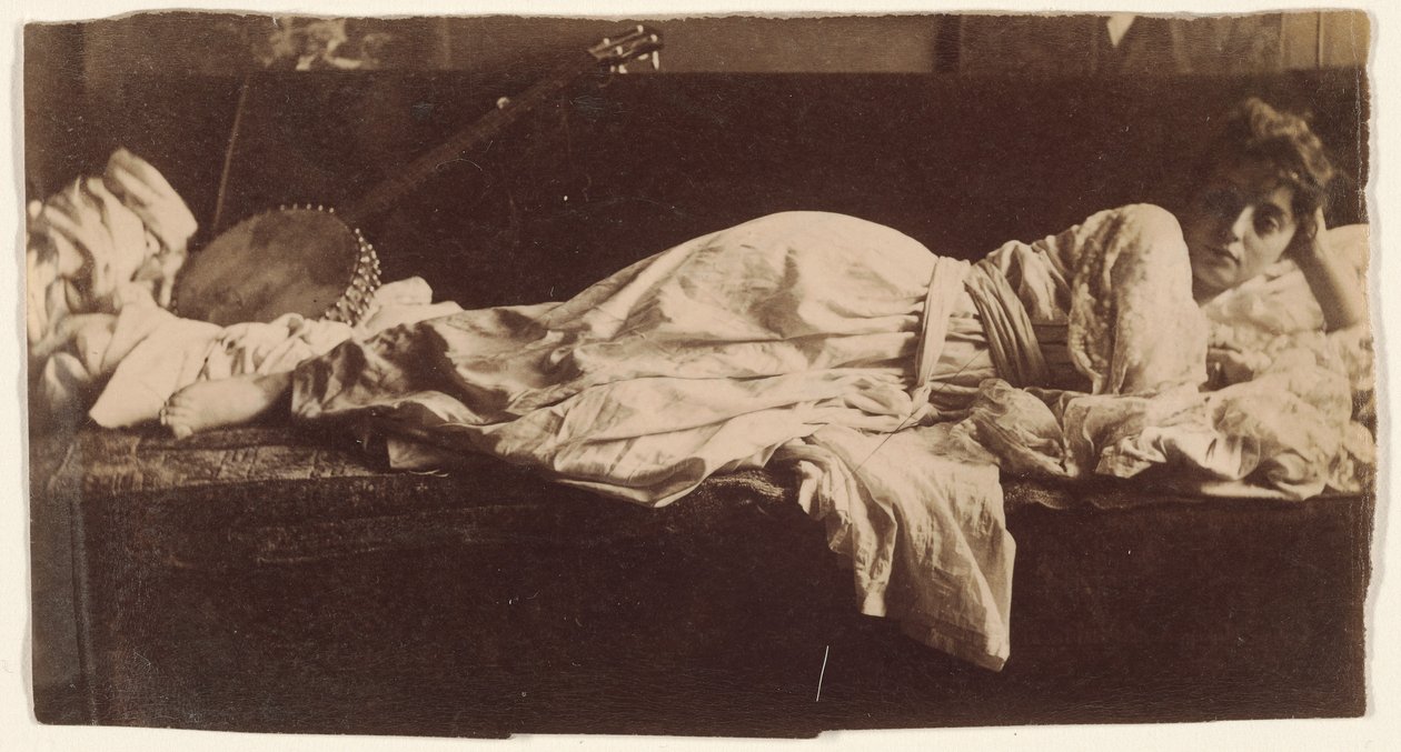 [Blanche Gilroy in abito d