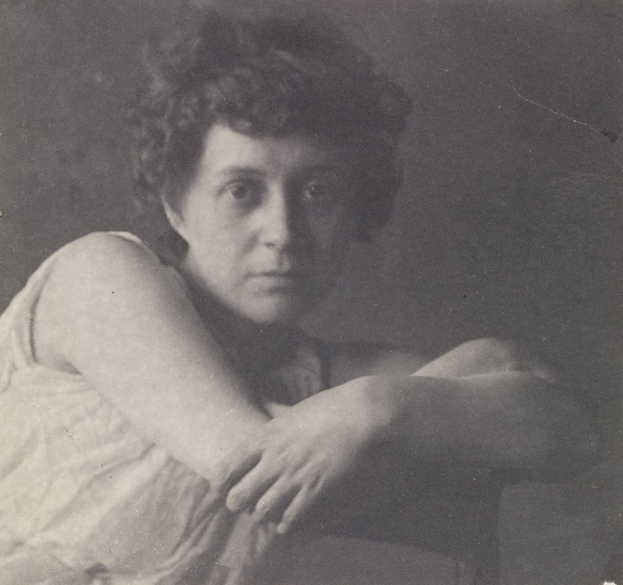 [Katherine Cook in abito d