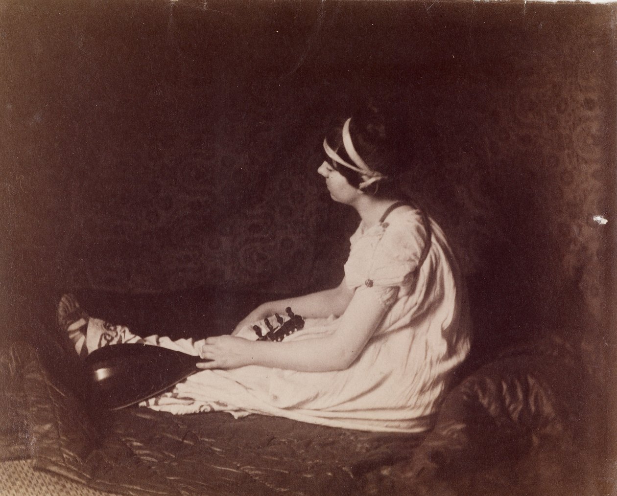 [Donna seduta con il liuto] da Thomas Eakins