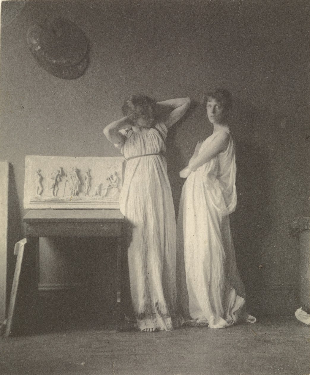 [Due modelle in costume classico con la scultura "Arcadia" di Eakins]. da Thomas Eakins