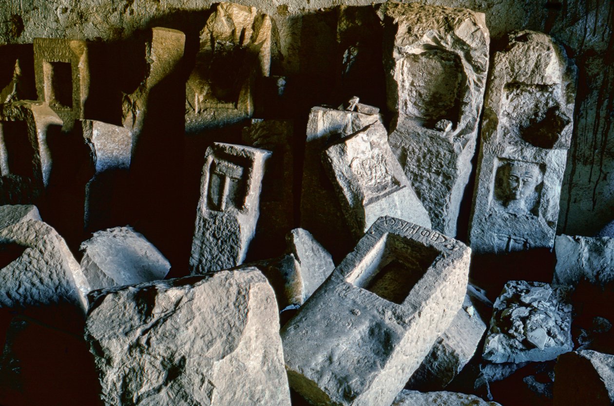 Miniera di alabastro con pietre non finite, Yemen 1964 da Thomas J. Abercrombie