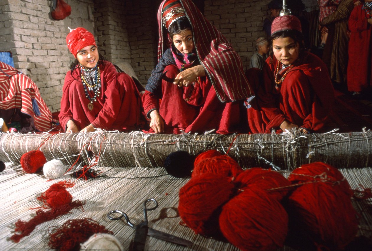 Donne tessitrici turkmene che tagliano i nodi nell