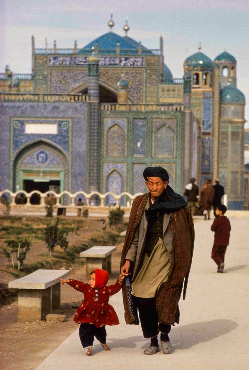 Visitatori alla moschea e mausoleo a Mazar-i-Sharif, Masjid-e-Kabud aka Rawze-e-Sharif da Thomas J. Abercrombie