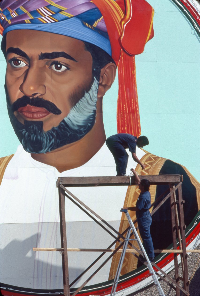 Operai mantengono un murale gigante di Qaboos bin Said Al Said, Sultano dell