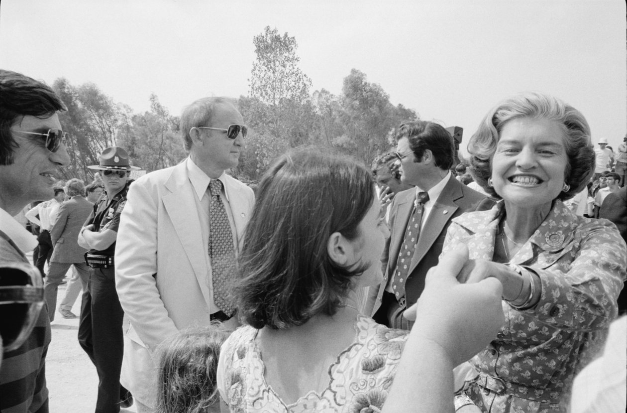 La First Lady Betty Ford stringe la mano durante una tappa della campagna elettorale nel Sud del paese da Thomas J. O