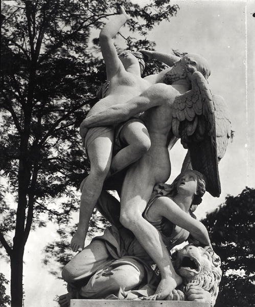 Saturno rapisce Cibele, allegoria della Terra, c.1675-80, fotografato nel Jardin des Tuileries, Parigi, da Adolphe Giraudon da Thomas Regnaudin