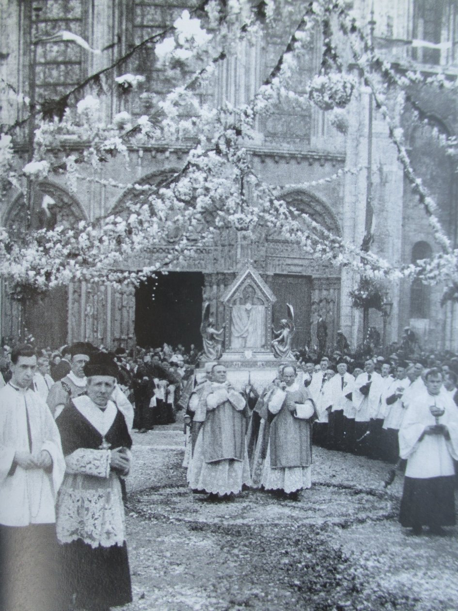 Processione del Velo della Vergine davanti al portale reale della cattedrale di Notre-Dame di Chartres da Thomon