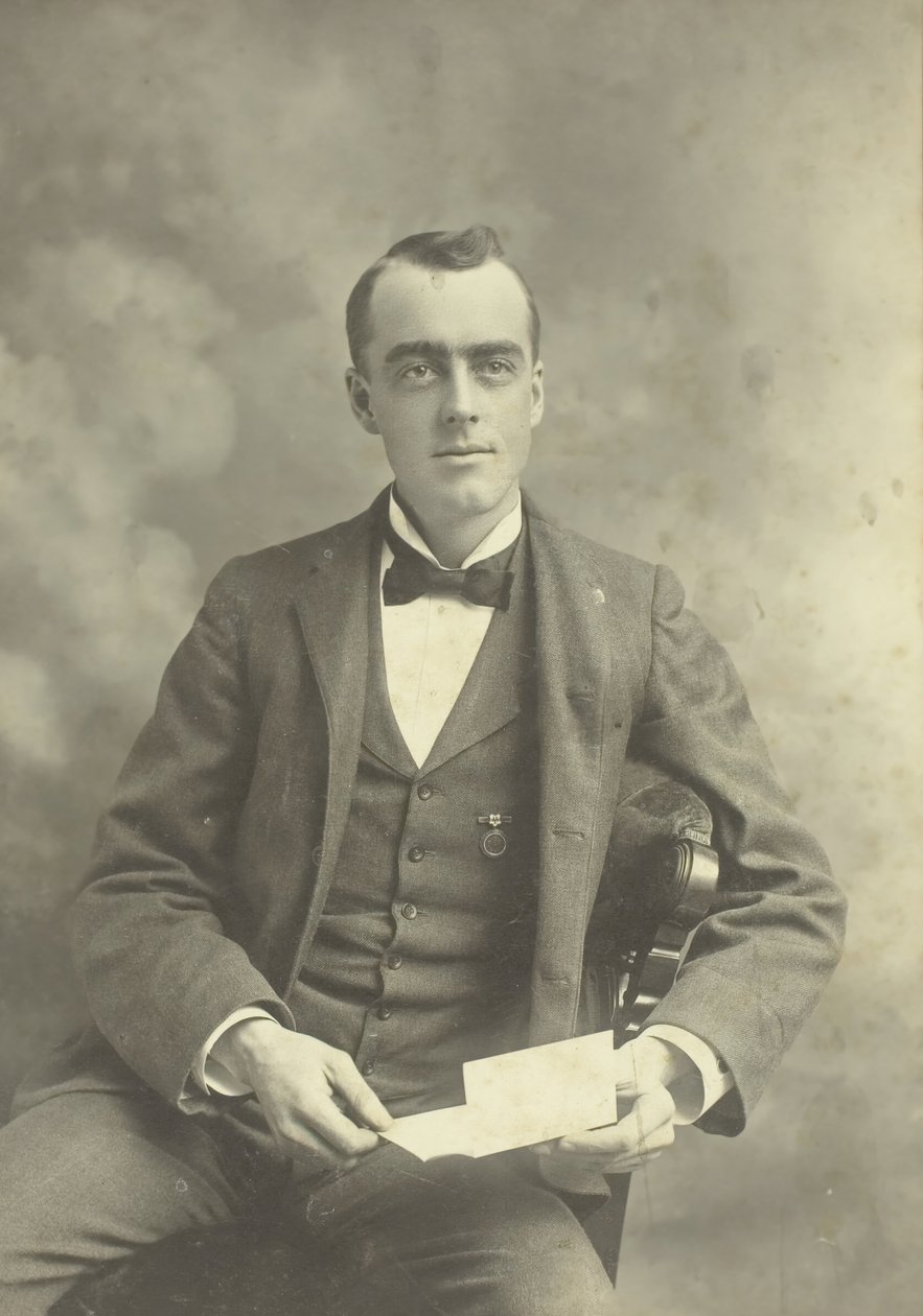 Ritratto senza titolo di uomo seduto, 1880-1899 da Thompson Studio