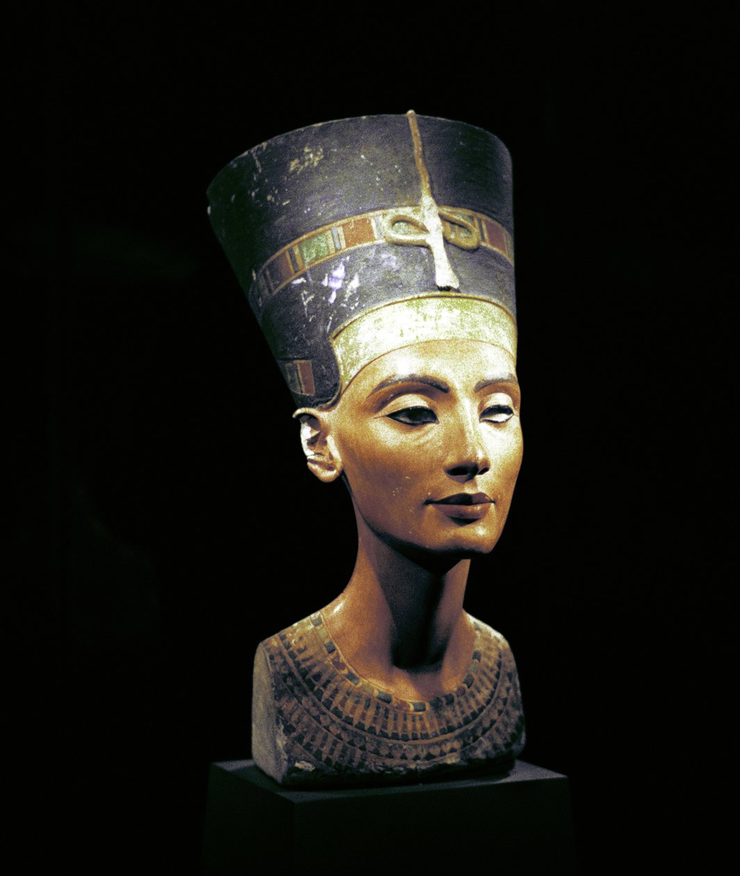 Busto di Nefertiti (c1370- c1330 a.C.) Grande Sposa Reale (consorte principale) del faraone egiziano Akhenaton. Nefertiti e suo marito erano noti per una rivoluzione religiosa. Iniziarono a venerare un solo dio, Aten, il disco solare da Thutmose Thutmose