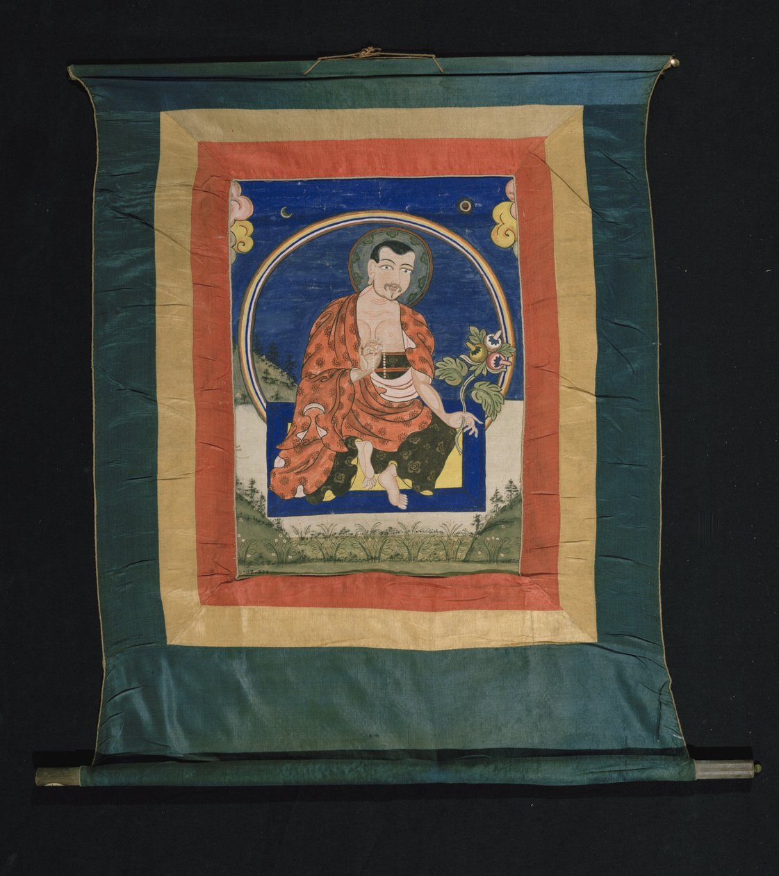 Dipinto Thangka raffigurante un Arhat in abiti da monaco che tiene un mala di preghiera nella mano destra e il gambo di una pianta con foglie e tre fiori nella mano sinistra, 1700-1825 da Tibetan School