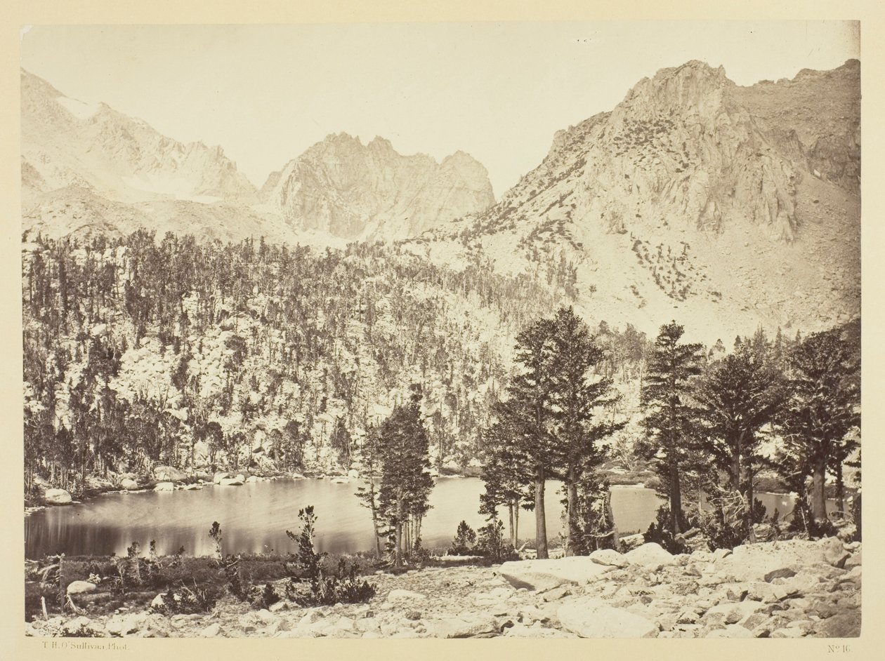 Lago alpino nella Sierra Nevada, California da Timothy O