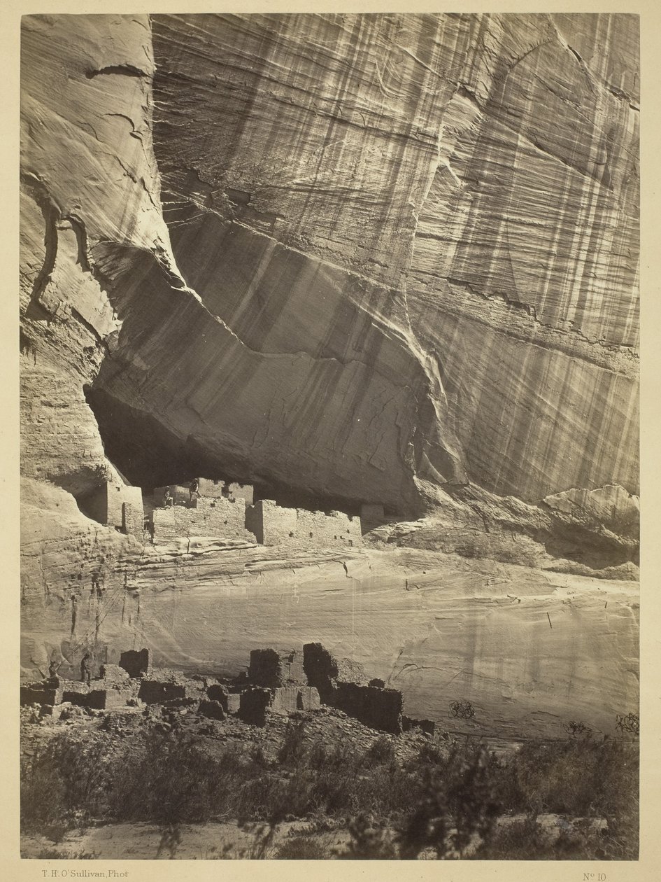 Rovine antiche nel Canyon de Chelly, N.M., in una nicchia 50 piedi sopra il letto attuale del Canyon, 1873 da Timothy OSullivan
